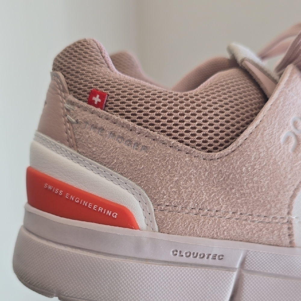 On Running ON The Roger Clubhouse trainers in pink and white - Picture 5 of 8